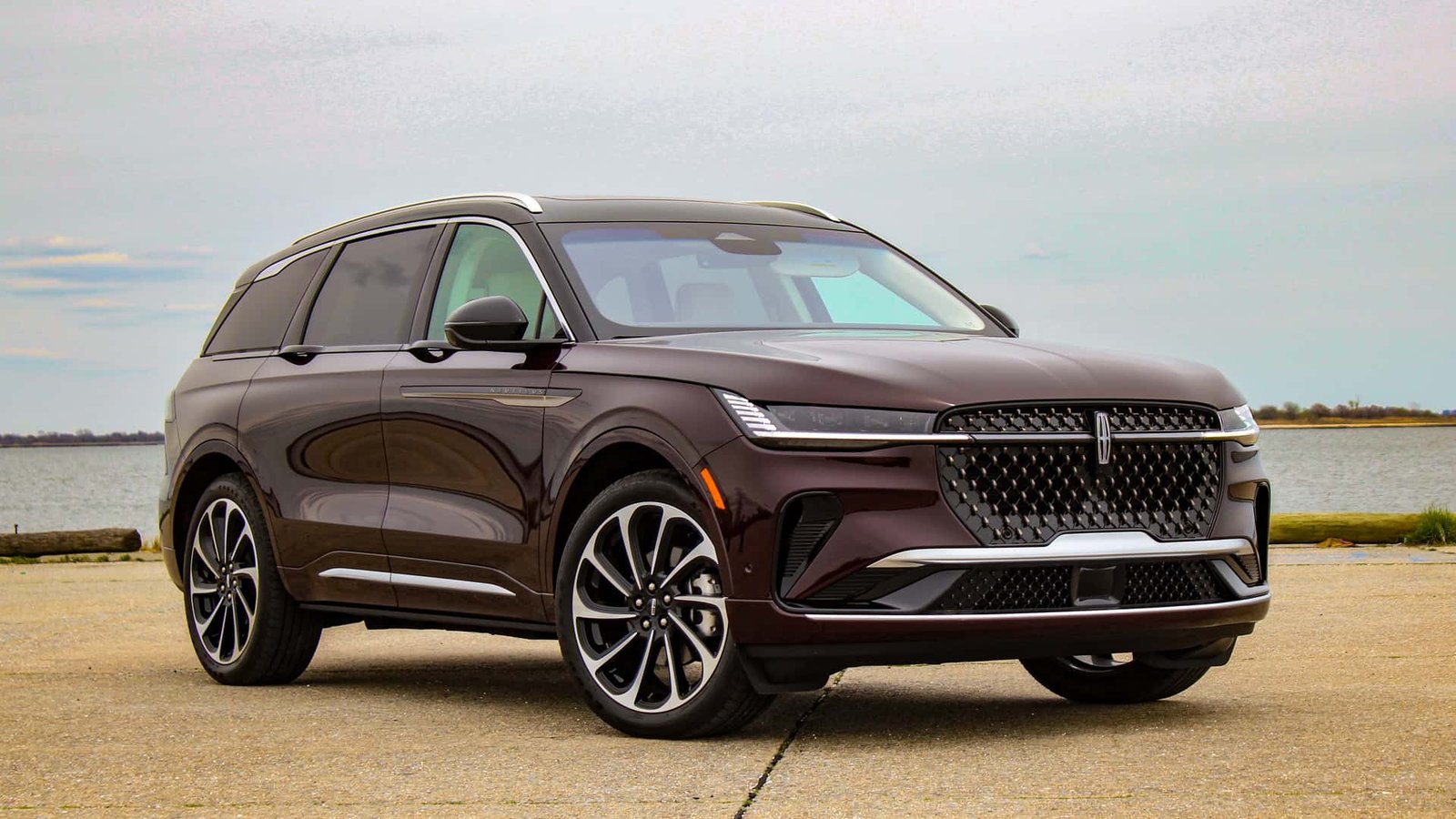 Ultimate 2024 Lincoln Nautilus Review: Specs, Tech & Hybrid